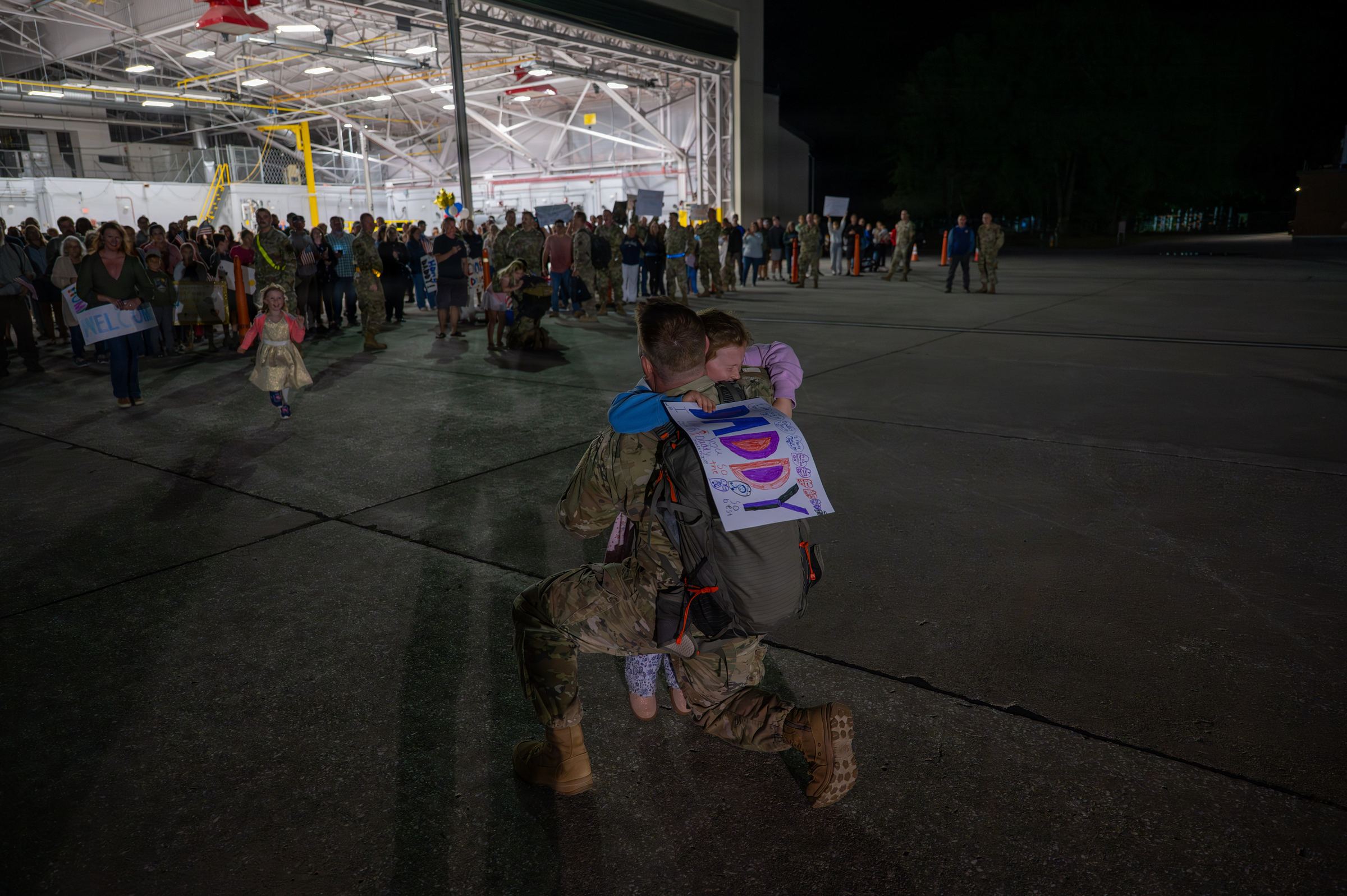 Pics - Soldier returning home from overseas embraces his daughter