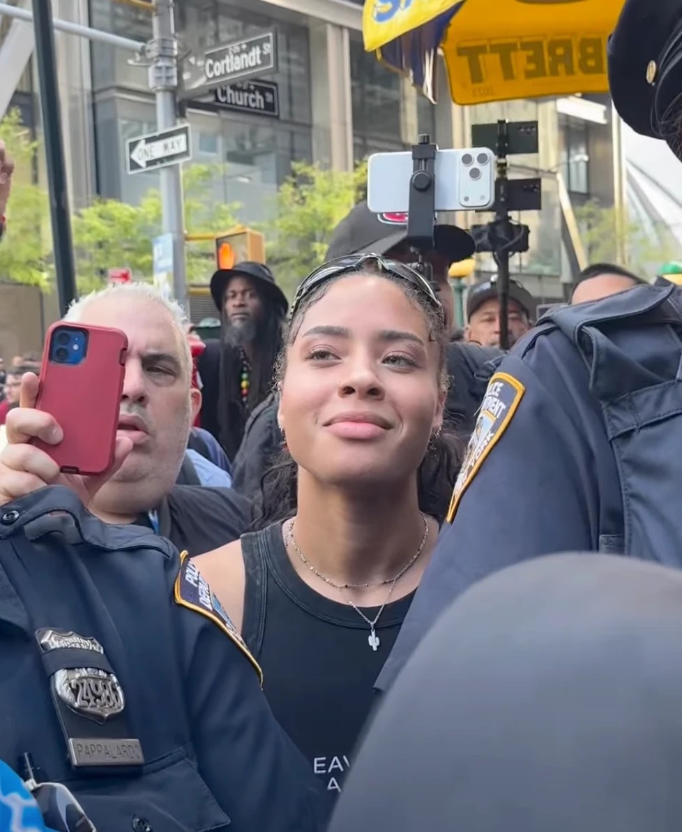 Rate the nuts girl with beautiful eyes at a protest who folded instantly after a compliment (video in comments) preview image