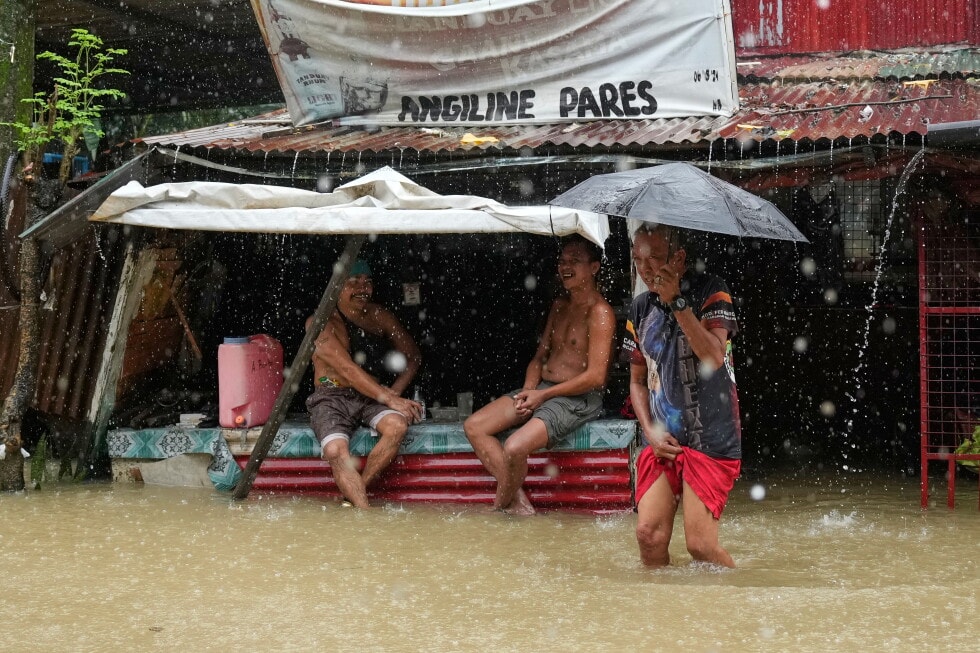 Pics - Manila neighborhood swallowed by monsoon floodwaters