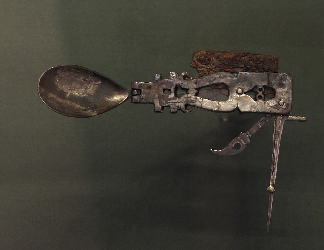 This 1800 year old Roman multitool had a spoon, fork, knife, spike, pick and spatula preview image