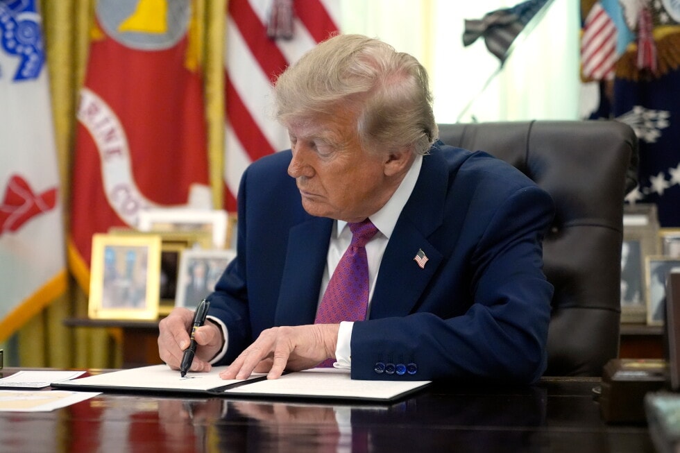 Trump signs order renaming Lake Ontario to Lake America preview image