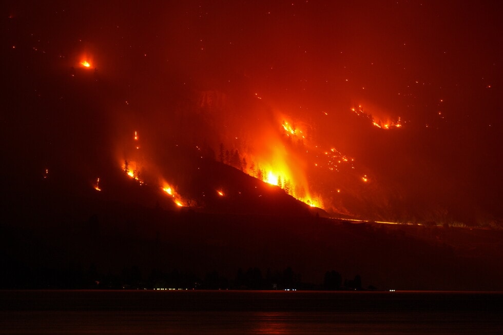Pics - Wildfire closes in on British Columbia homes