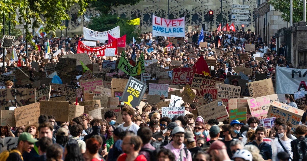 France shuts down nearly 900 schools as violent education protests escalate preview image