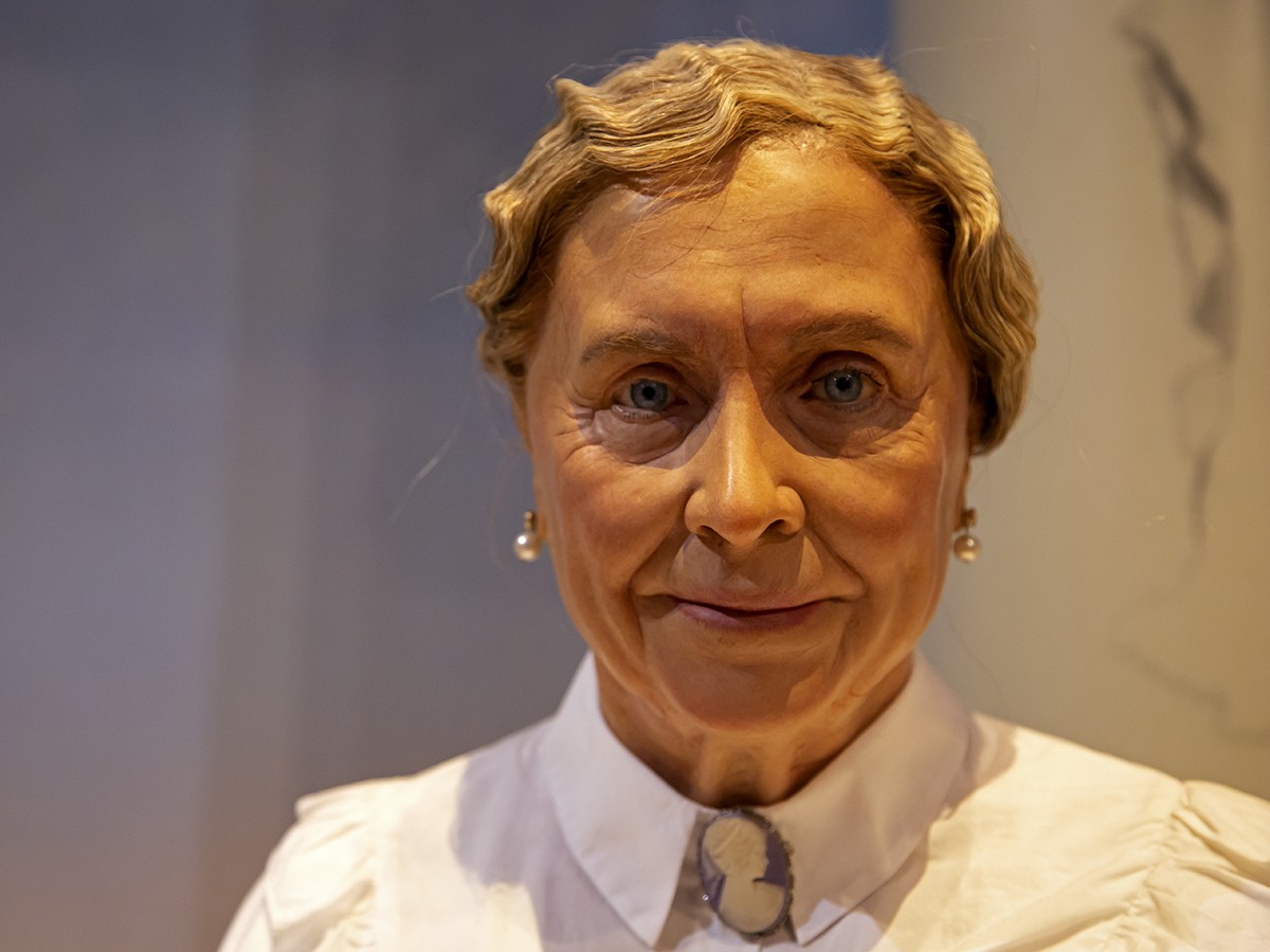 Rate Helen Keller's looks out of 10 preview image