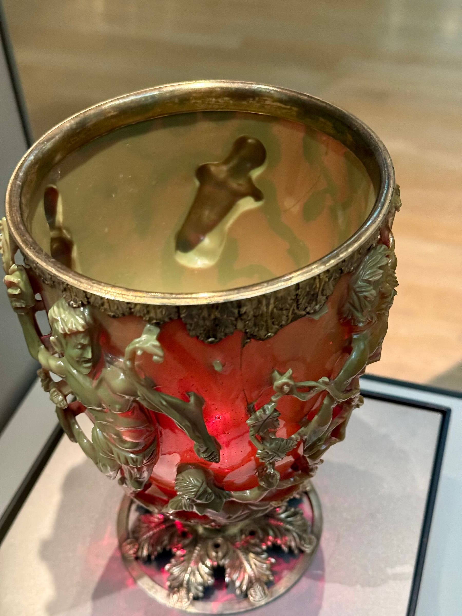 InterestingAF - This 4th century Roman cup turns from green to red depending on the light