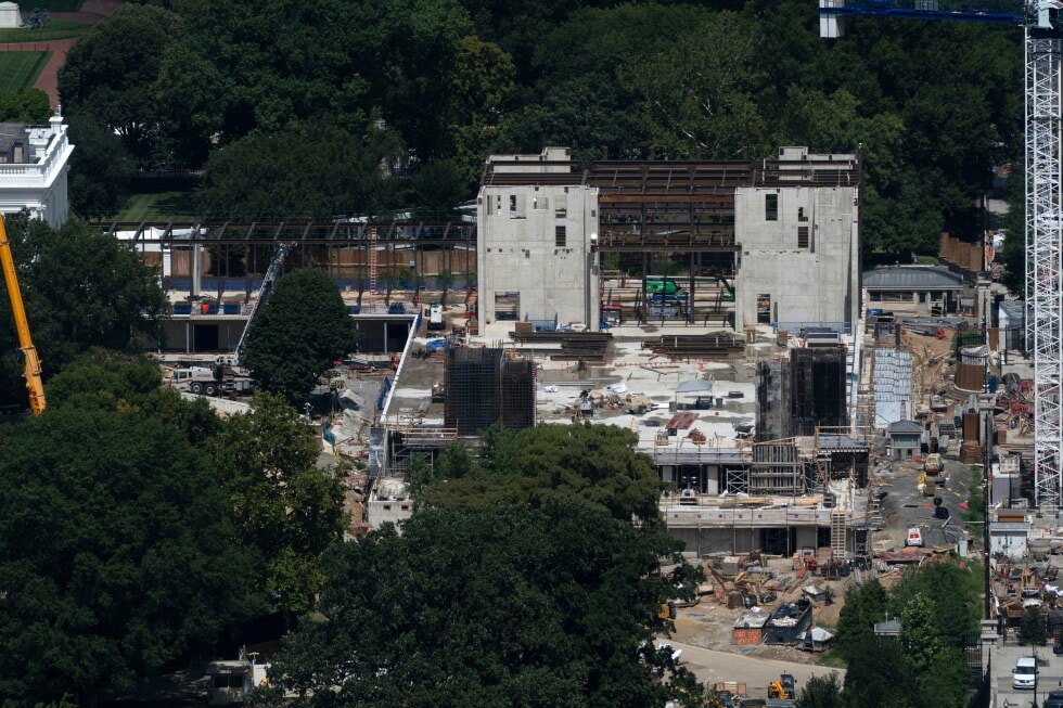 Supreme Court lets White House continue construction on Trump's $400 million ballroom preview image
