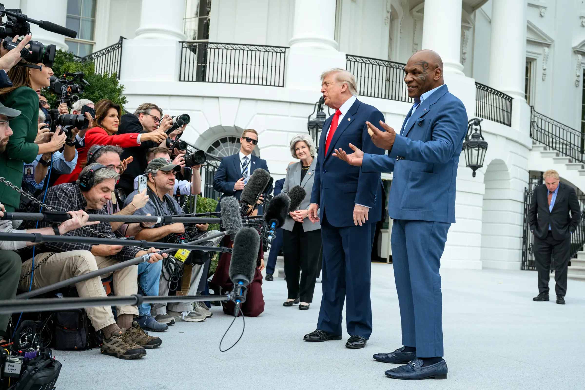 Pics - Mike Tyson and Trump answer questions from the media