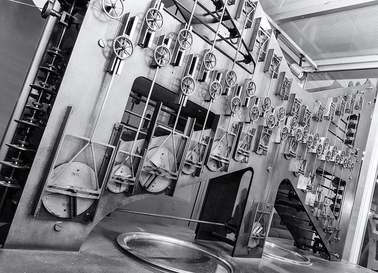 The 2500 pound hand cranked computer that predicted US tides from 1910 to 1965 preview image